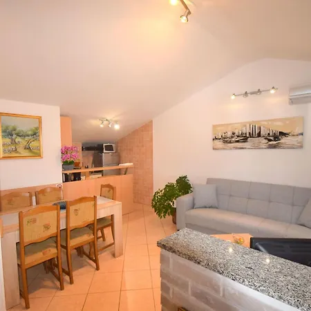 Appartement Paula By Interhome Njivice